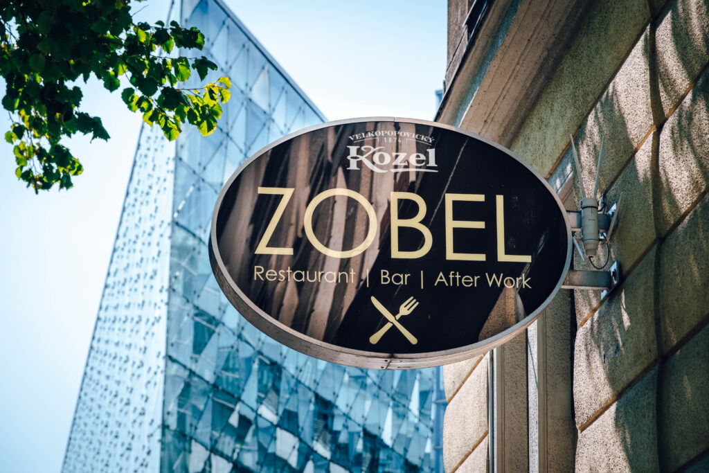 Zobel-Schild vor dem Restaurant Wien-Meidling