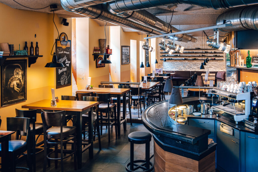 Gastraum mit Bar und Sitzplätzen