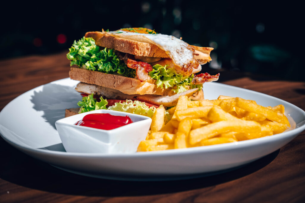 Clubsandwich mit Pommes und Dip