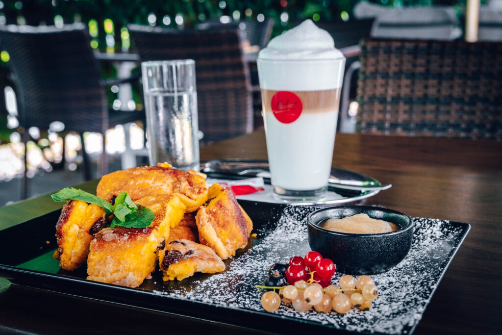 Hausgemachte Kaiserschmarren mit Getränk